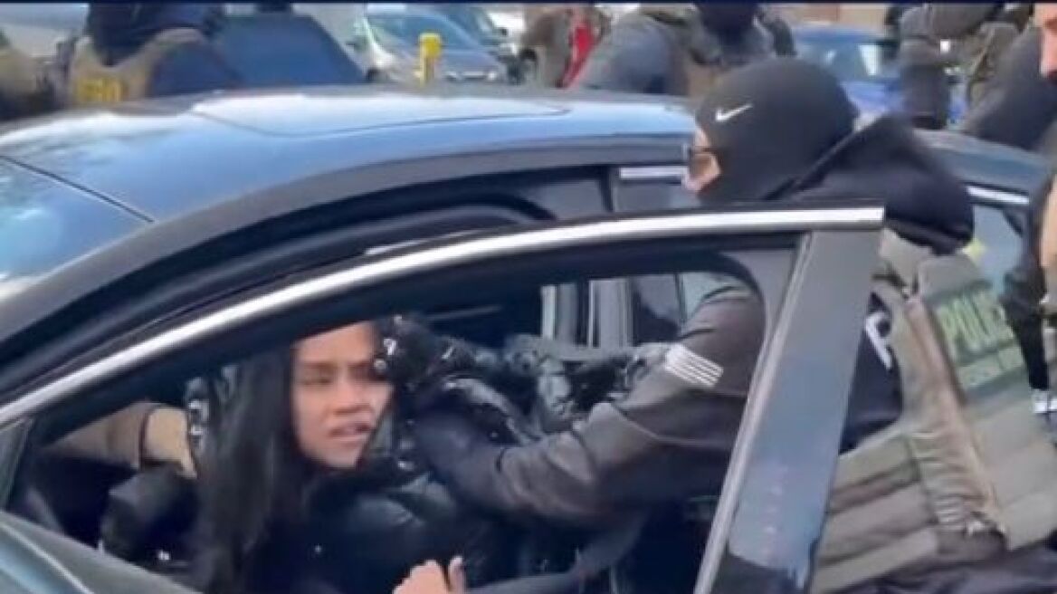 Η στιγμή που πράκτορες της ICE βγάζουν με τη βία γυναίκα από αυτοκίνητο στη Μινεσότα, δείτε βίντεο
