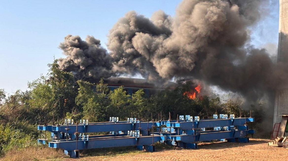 Στους 32 οι νεκροί από πτώση γερανού σε επιβατικό τρένο στην Ταϊλάνδη, δείτε βίντεο και φωτογραφίες 