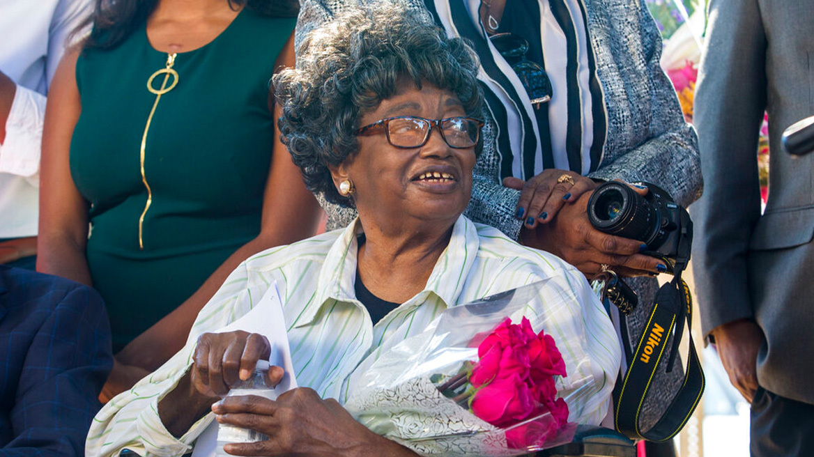 Όταν η Κλοντέτ Κόλβιν δεν παραχώρησε τη θέση της στο λεωφορείο, για να καθίσει μια λευκή: Η ιστορία της γυναίκας που υπήρξε η Ρόζα Παρκς... πριν τη Ρόζα Παρκς 