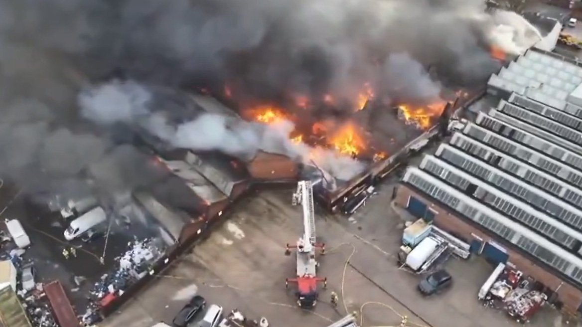 Μεγάλη φωτιά σε εργοστάσιο στο Γουλβερχάμπτον στη Βρετανία, επιχειρούν περισσότεροι από 100 πυροσβέστες, δείτε βίντεο