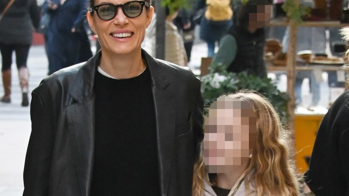 Βίκυ Καγιά: Η βόλτα με την κόρη της και το άνετο στυλ τους (φωτογραφίες)
