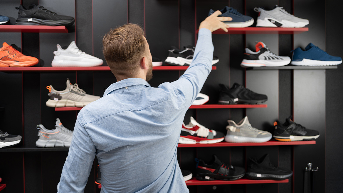 Έρχεται το τέλος των σνίκερ; Τι «βλέπει» η BofA για Nike, Adidas, Puma
