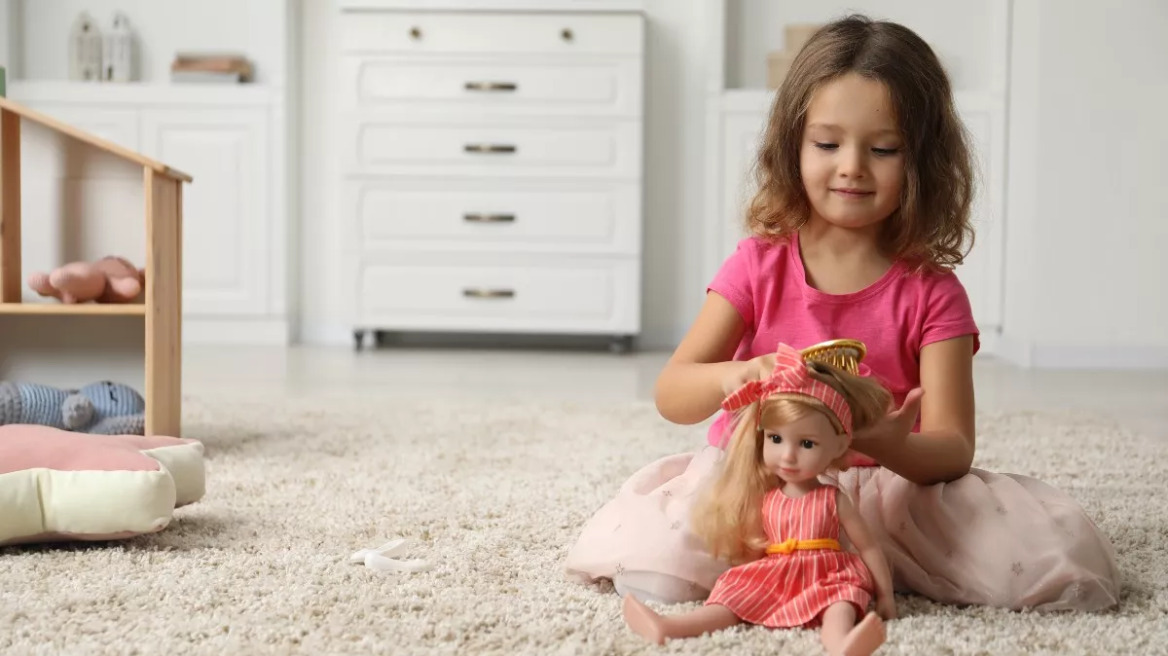 Κυκλοφόρησε νέα Barbie με αυτισμό – Η κούκλα που «αγκαλιάζει» τη νευροδιαφορετικότητα
