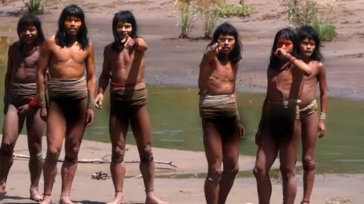 Σπάνιο βίντεο από φυλή που ζει απομονωμένη στον Αμαζόνιο: Σκεφτόμουν από πού θα έρθει το βέλος, λέει ο περιβαλλοντολόγος που την ανακάλυψε