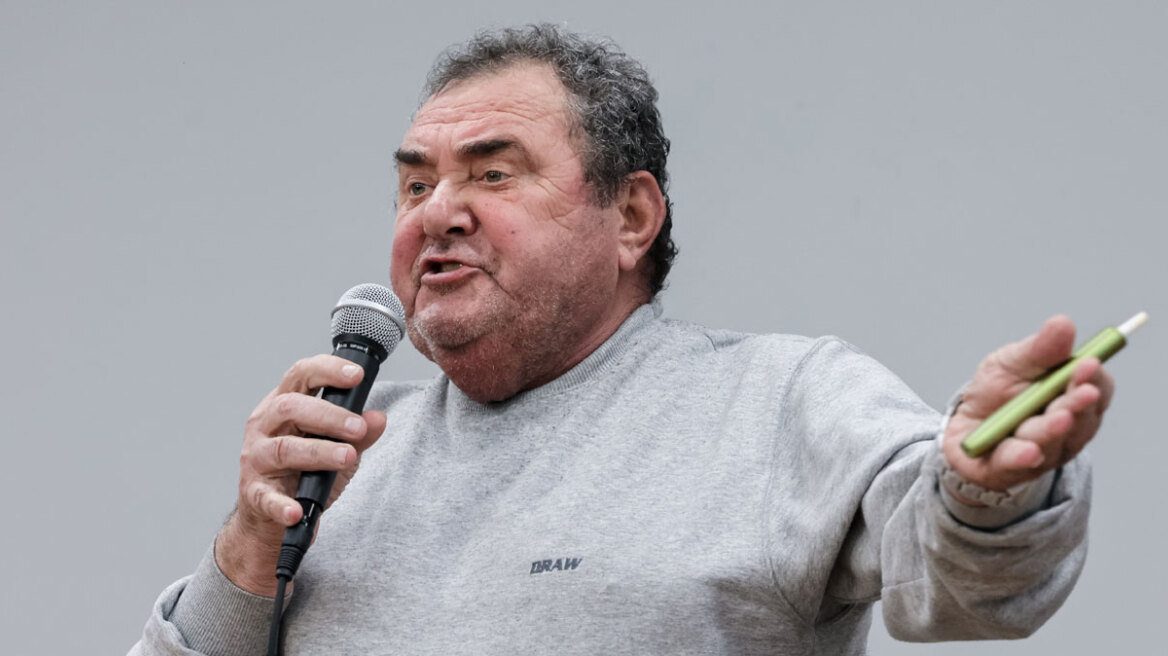 Συνεχίζει την «παπάτζα» ο Ανεστίδης στα καναλια και απειλεί με μηνύσεις, αλλά το μπλόκο των Μαλγάρων τον «έκοψε» από το Μαξίμου