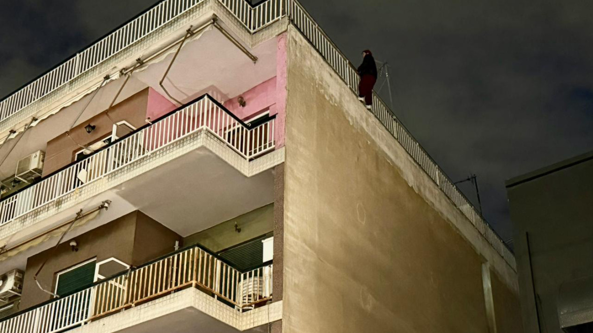 Αίσιο τέλος στο θρίλερ του Κορυδαλλού: Ασφαλής η γυναίκα που απειλούσε να πέσει από ταράτσα πολυκατοικίας, δείτε βίντεο και φωτογραφίες