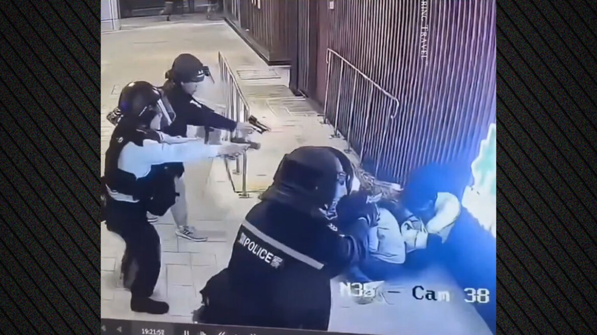 Αστυνομικοί πυροβολούν και σκοτώνουν έναν άνδρα λίγο πριν μαχαιρώσει μία γυναίκα σε εμπορικό κέντρο στο Χονγκ Κονγκ, σκληρό βίντεο