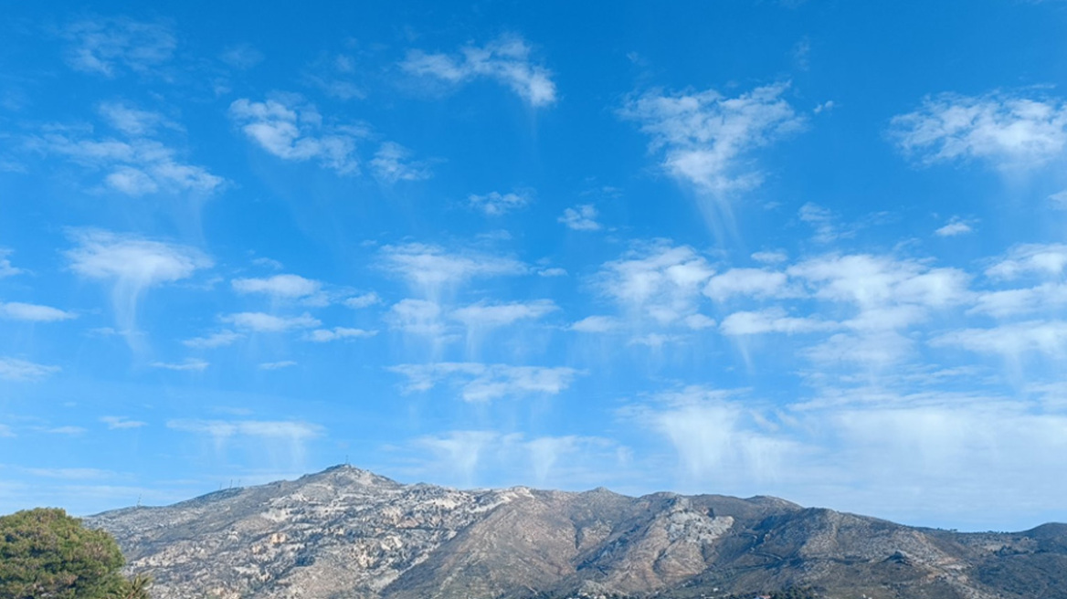 Νέφη virga στον ουρανό της Αττικής - Τι είναι και πότε εμφανίζεται το μετεωρολογικό φαινόμενο
