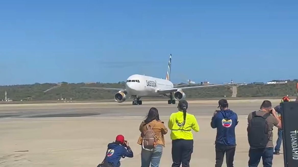Το πρώτο αεροπλάνο με Βενεζουελάνους μετανάστες που απελάθηκαν από τις ΗΠΑ προσγειώθηκε στο Καράκας
