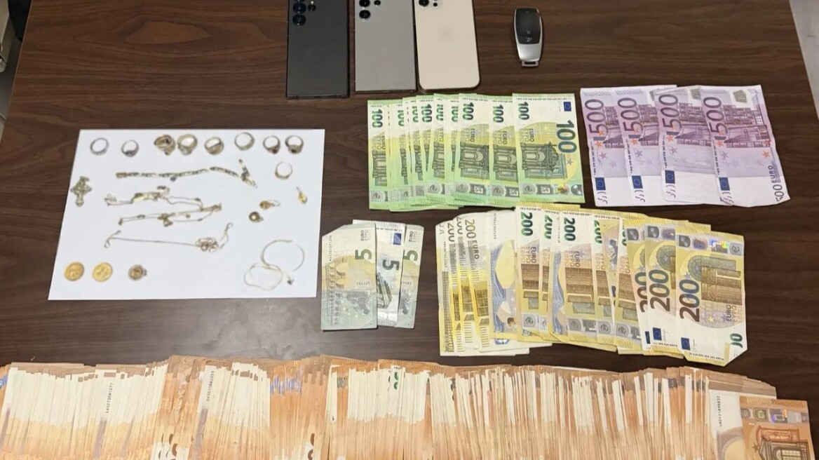 Τέσσερις συλλήψεις στον Άγιο Παντελεήμονα για απάτες, κατασχέθηκαν πάνω από 38.000 ευρώ και κοσμήματα
