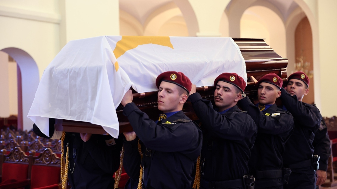 Με τιμές εν ενεργεία Προέδρου το τελευταίο «αντίο» στον Γιώργο Βασιλείου
