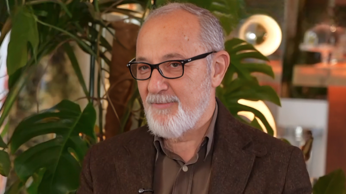 Στέλιος Μάινας: Ήμουν ένα φοβισμένο παιδάκι, χαμηλών τόνων, έτρωγα πολύ ξύλο στη γειτονιά