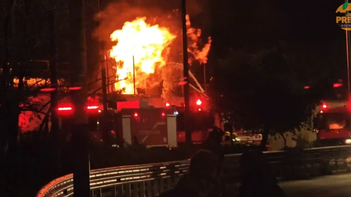 Δείτε βίντεο: Σε εξέλιξη η πυρκαγιά στα Καζάνια στο Πέραμα, 112 για τους καπνούς - Πού γίνονται εκτροπές της κυκλοφορίας