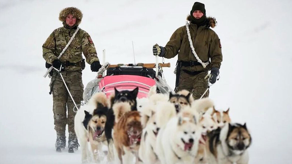 Η Sirius Dog Sled Patrol δεν είναι απλά... δυο έλκηθρα με σκύλους: Η επίλεκτη μονάδα της Γροιλανδίας κάνει πέντε μήνες περιπολία ακόμα και στους -55 βαθμούς Κελσίου
