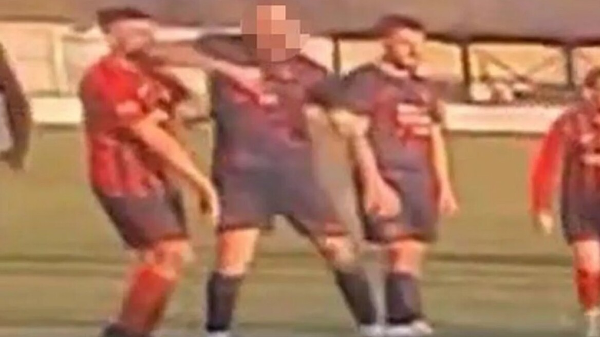 Σοκαριστική αγκωνιά από ποδοσφαιριστή σε αντίπαλό του σε αγώνα στην Ουαλία, τον συνέλαβε η Αστυνομία - Δείτε βίντεο