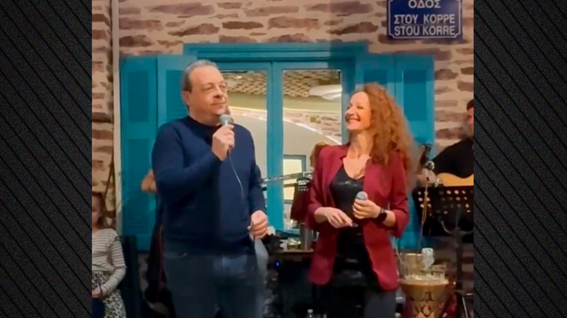 Ο Σωκράτης Φάμελλος τραγούδησε το «Δίχτυ» στην κοπή της πίτας των εργαζομένων του ΣΥΡΙΖΑ
