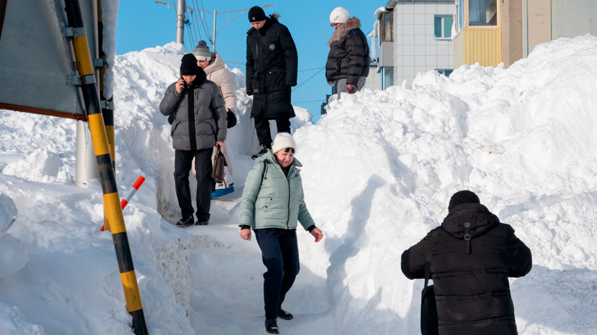 Απίστευτες εικόνες στη Ρωσία με πελώρια βουνά από χιόνι να έχουν θάψει την Καμτσάτκα, δείτε βίντεο