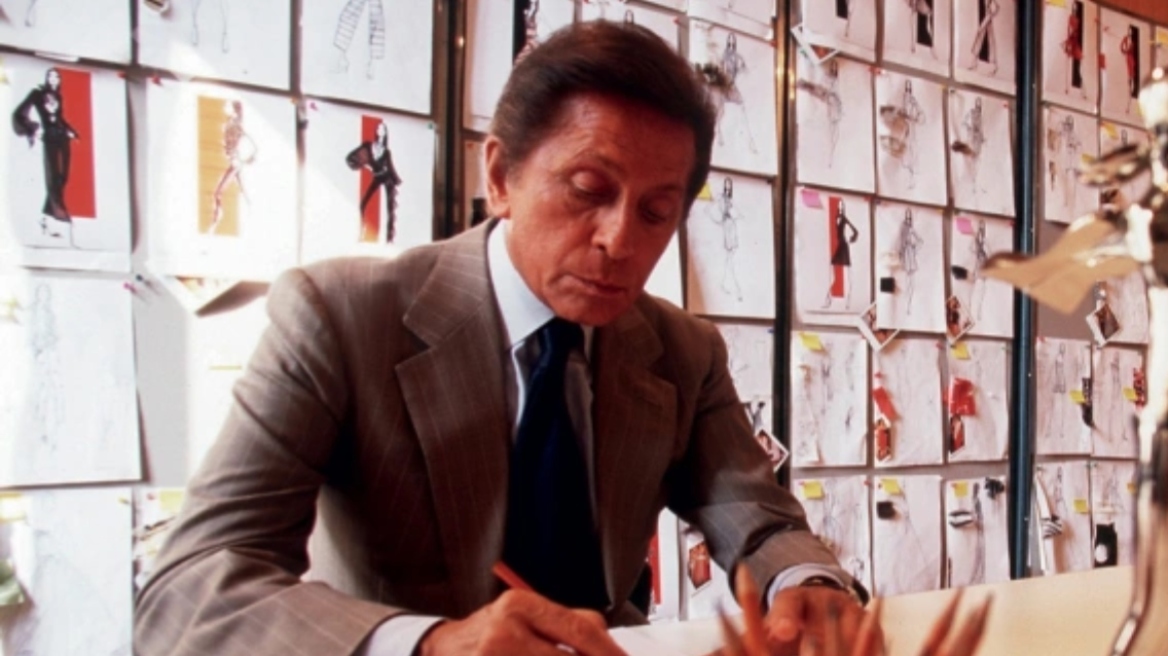 Ο Βαλεντίνο λάτρεψε τις γυναίκες και τις έντυσε σε εκθαμβωτικό κόκκινο: Η ζωή και η καριέρα του, πώς τον έκανε διάσημο η Τζάκι Κένεντι