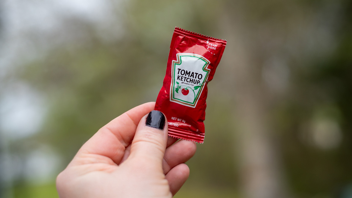 Αντίο, αγαπημένα μου φακελάκια κέτσαπ: Γιατί «εξαφανίζονται» από μπαρ και εστιατόρια
