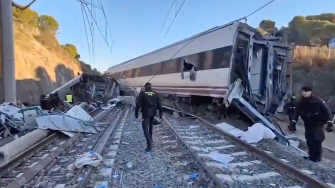 Σιδηροδρομική τραγωδία στην Ισπανία: Εντόπισαν σπασμένο σύνδεσμο στις ράγες - Στους 40 οι νεκροί από τον εκτροχιασμό και τη σύγκρουση τρένων