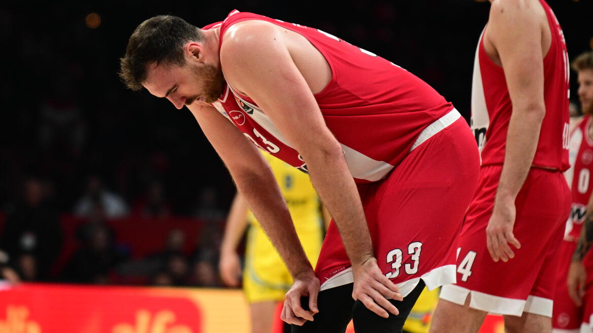 Ολυμπιακός: Διάσειση ο Μιλουτίνοφ μετά το χτύπημα που δέχτηκε στο παιχνίδι με την Μακάμπι, βίντεο 