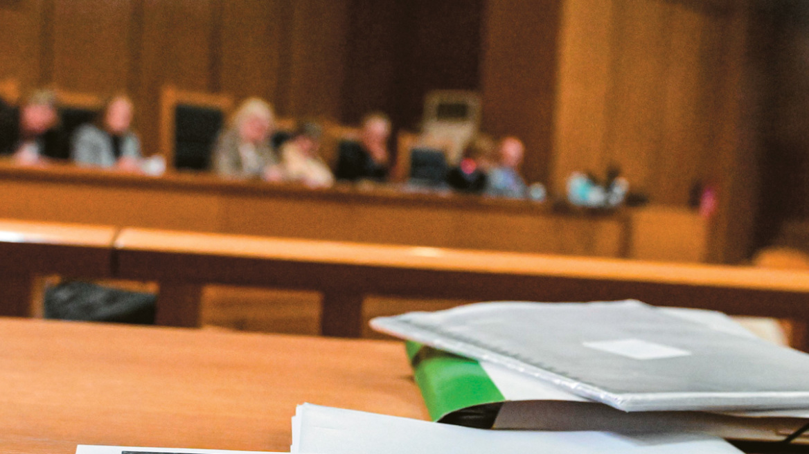 Δικηγόρος εξαπατούσε ιδιοκτήτες «κόκκινων» ακινήτων με ψεύτικες δικαστικές αποφάσεις, όλη η δικογραφία