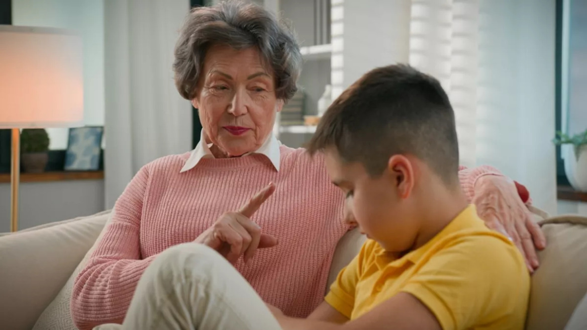 Πόσο παρεμβατική γιαγιά είστε; 6 συμπεριφορές που σας προδίδουν
