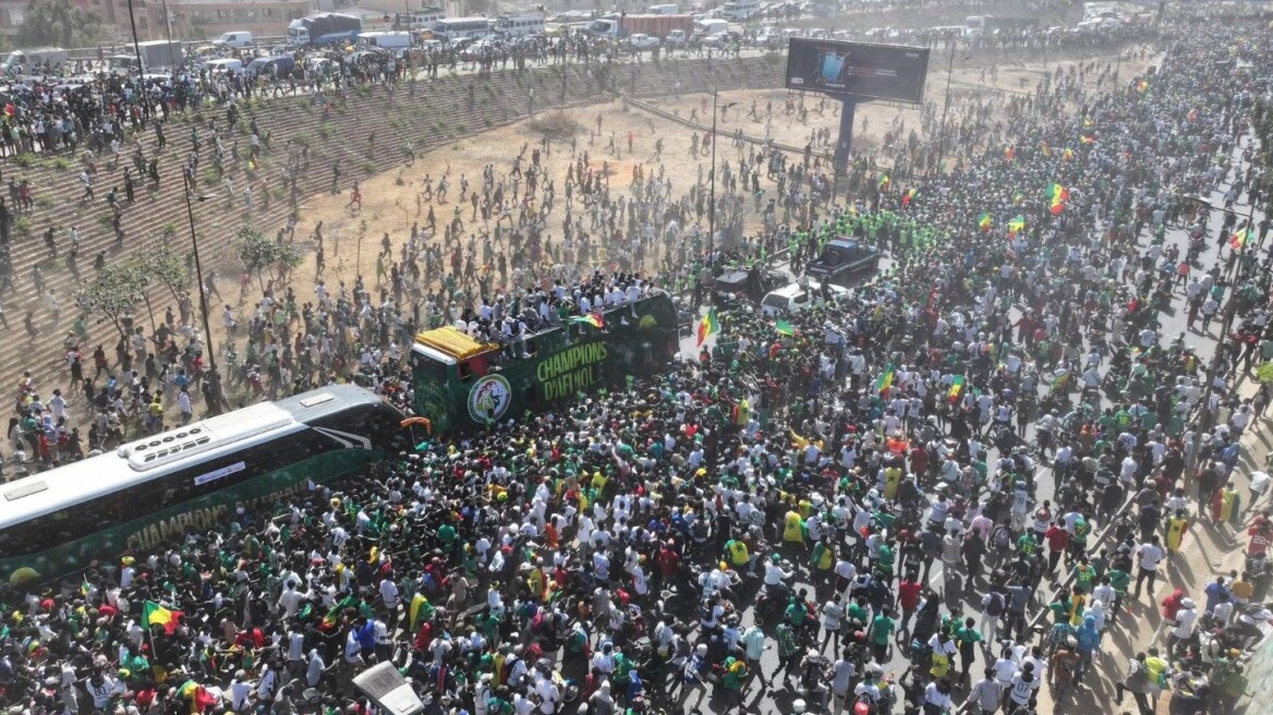Μοναδικές στιγμές στο Ντακάρ: Χιλιάδες Σενεγαλέζοι στους δρόμους για την παρέλαση των πρωταθλητών Αφρικής, δείτε βίντεο 