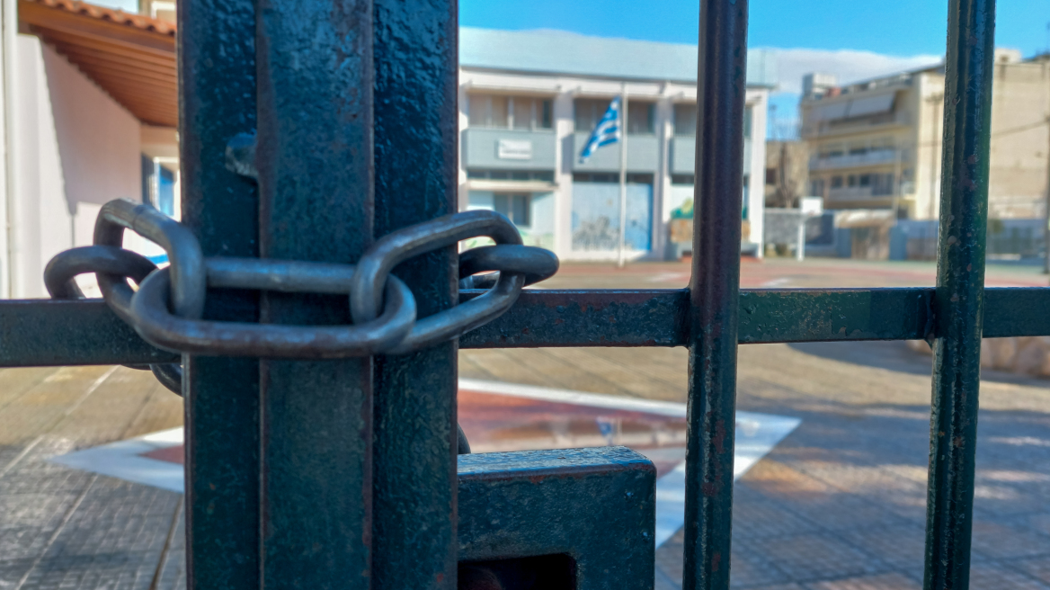 Ζημιές στο δημοτικό σχολείο Ευηνοχωρίου στην Αιτωλοακαρνανία από την κακοκαιρία: Ξηλώθηκαν κεραμίδια, έσπασαν τζάμια