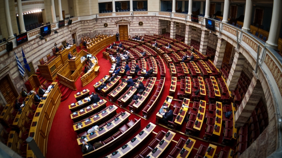 Βουλή: Ακραίες κορώνες στη συζήτηση για το αγροτικό, αιχμές από την αντιπολίτευση για την απουσία Μητσοτάκη 
