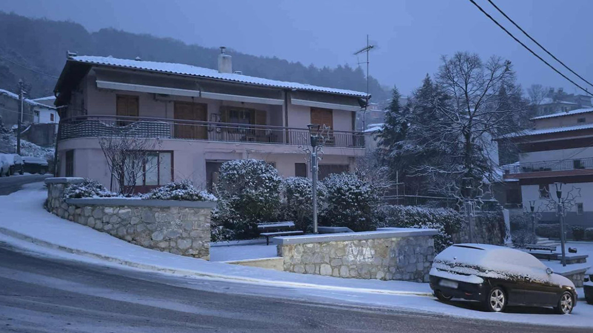 Χιονίζει στα ορεινά της Θεσσαλονίκης, το 'στρωσε μέσα στην πόλη των Τρικάλων, δείτε εικόνες  