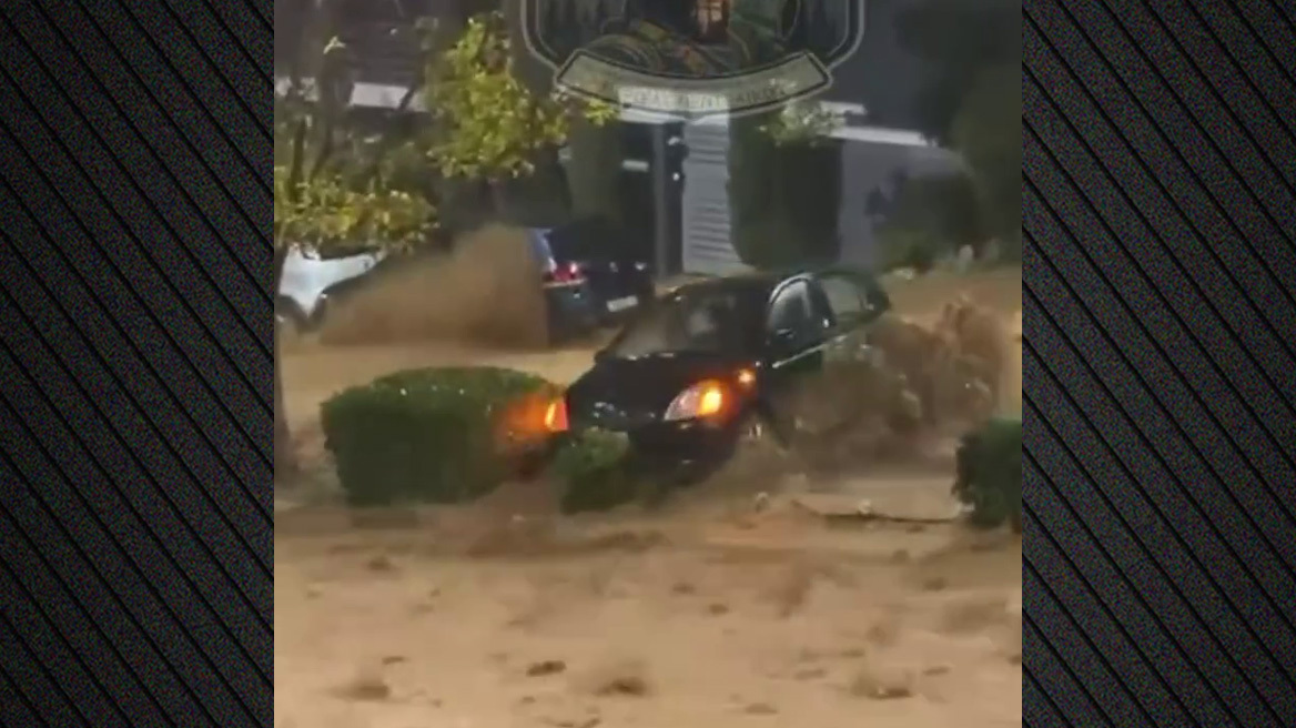 Απίστευτες εικόνες από την Άνω Γλυφάδα: Κεντρικός δρόμος έγινε ποτάμι και παρέσυρε αυτοκίνητα, δείτε βίντεο