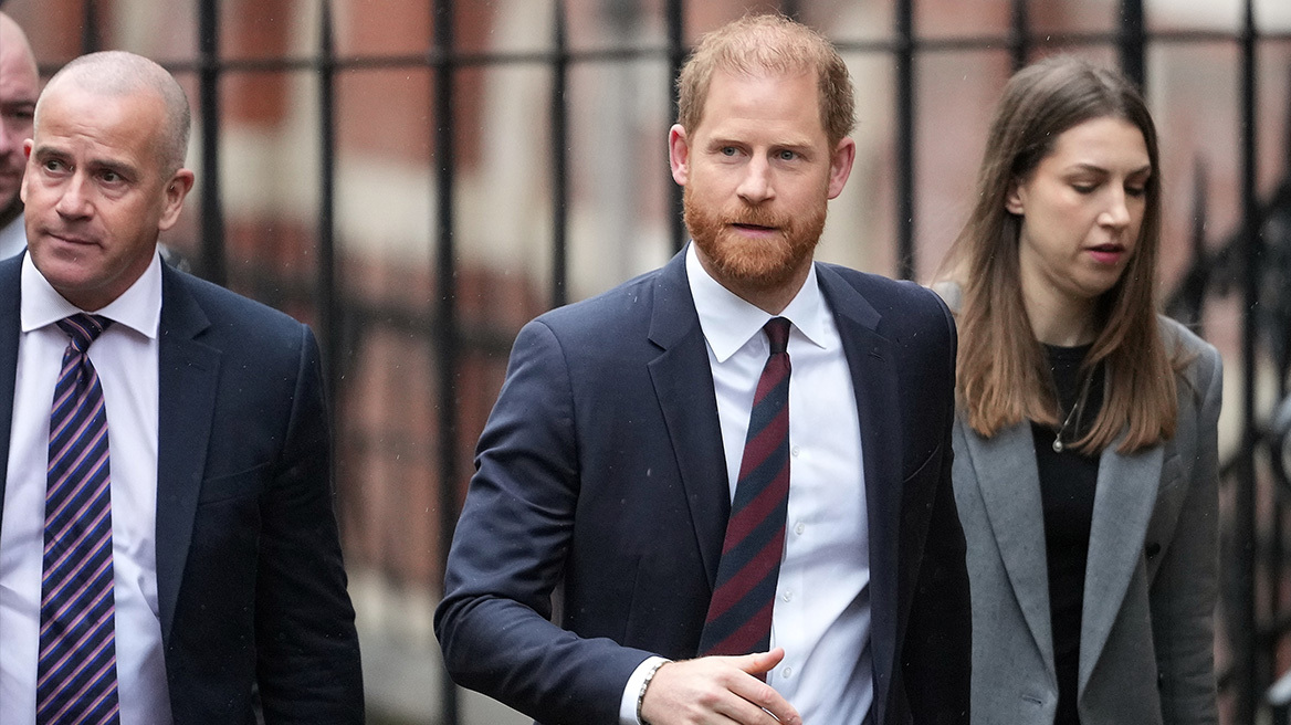 Ξέσπασε το άλλοτε άτακτο παιδί των βρετανικών ταμπλόιντ: «Ακόμα με κυνηγούν, έχουν κάνει κόλαση τη ζωή της Μέγκαν» είπε ο Χάρι στη δίκη κατά της Daily Mail