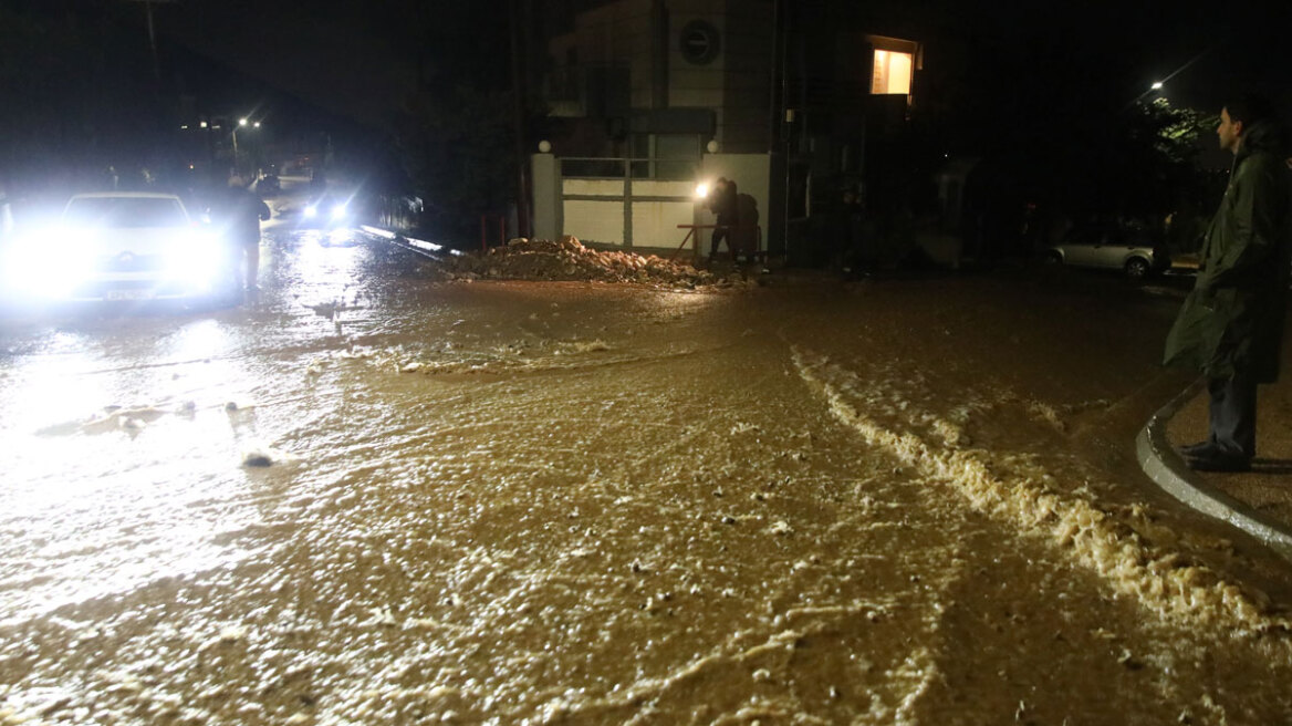 Δύο νεκροί σε Άνω Γλυφάδα και Άστρος Κυνουρίας από την κακοκαιρία, στην Αττική οι 8 περιοχές που δέχθηκαν το περισσότερο νερό