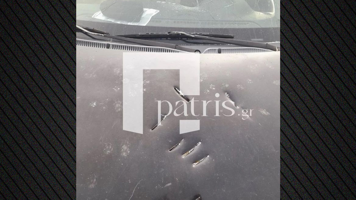 Οι τσεκουριές στο αμάξι από την επίθεση 39χρονου σε μητέρα και το παιδί της στο Ηράκλειο, φωτογραφία