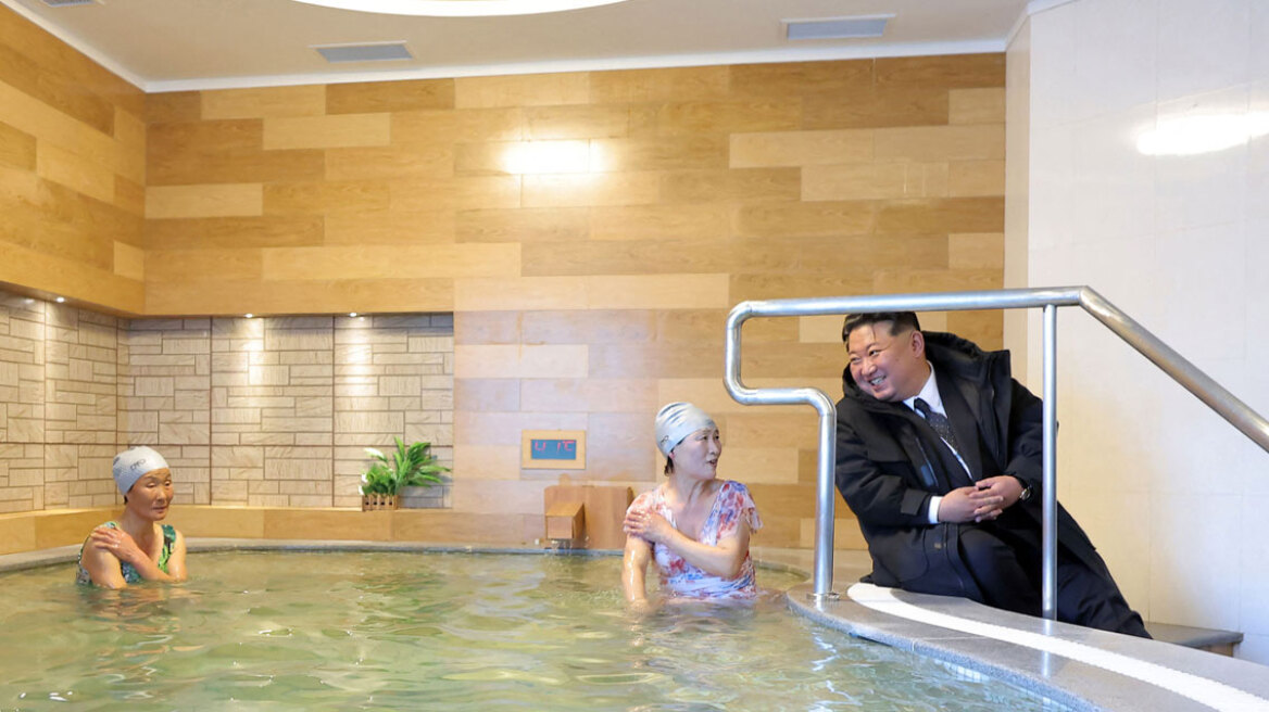 Ο Κιμ Γιονγκ Ουν εγκαινίασε θέρετρο ιαματικών πηγών και φωτογραφήθηκε μιλώντας με λουόμενες