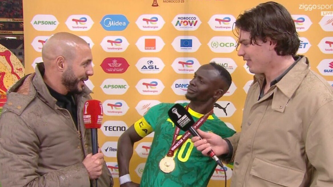 Ο Μανέ έμεινε έκπληκτος όταν είδε τον Νορντίν Άμραμπατ με το μικρόφωνο στο χέρι και στη συνέχεια τον αγκάλιασε, βίντεο