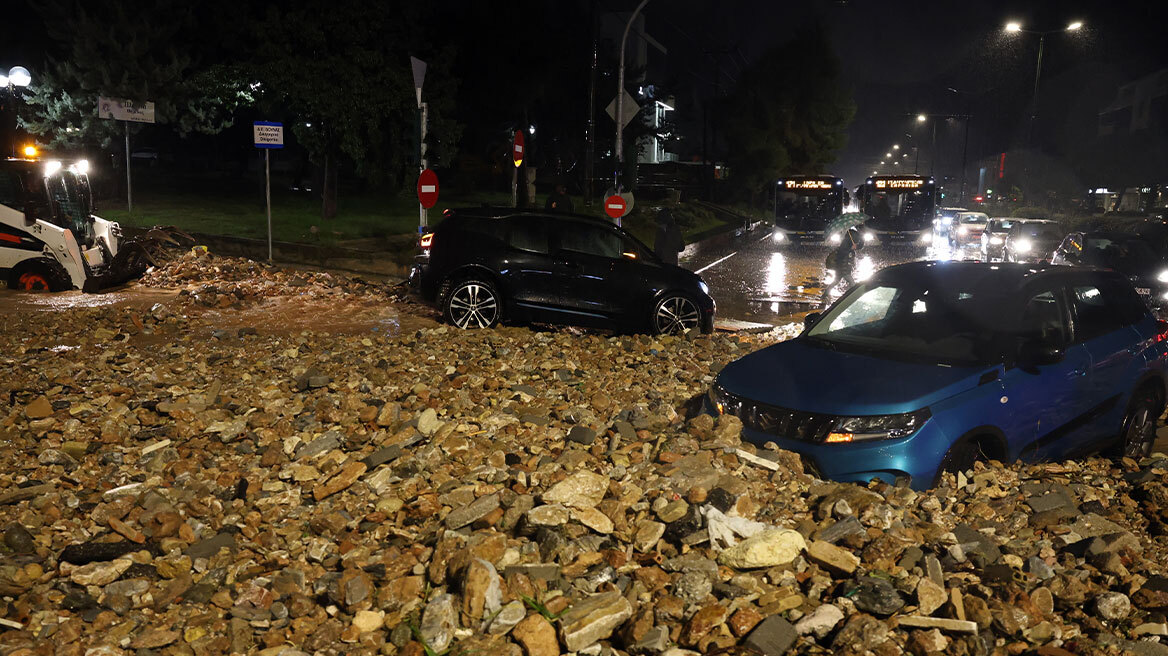 Άνω Γλυφάδα: «Δεν μπορούσε να πιαστεί από πουθενά με τόσες πέτρες», θρήνος για την 56χρονη που παρασύρθηκε από χείμαρρο