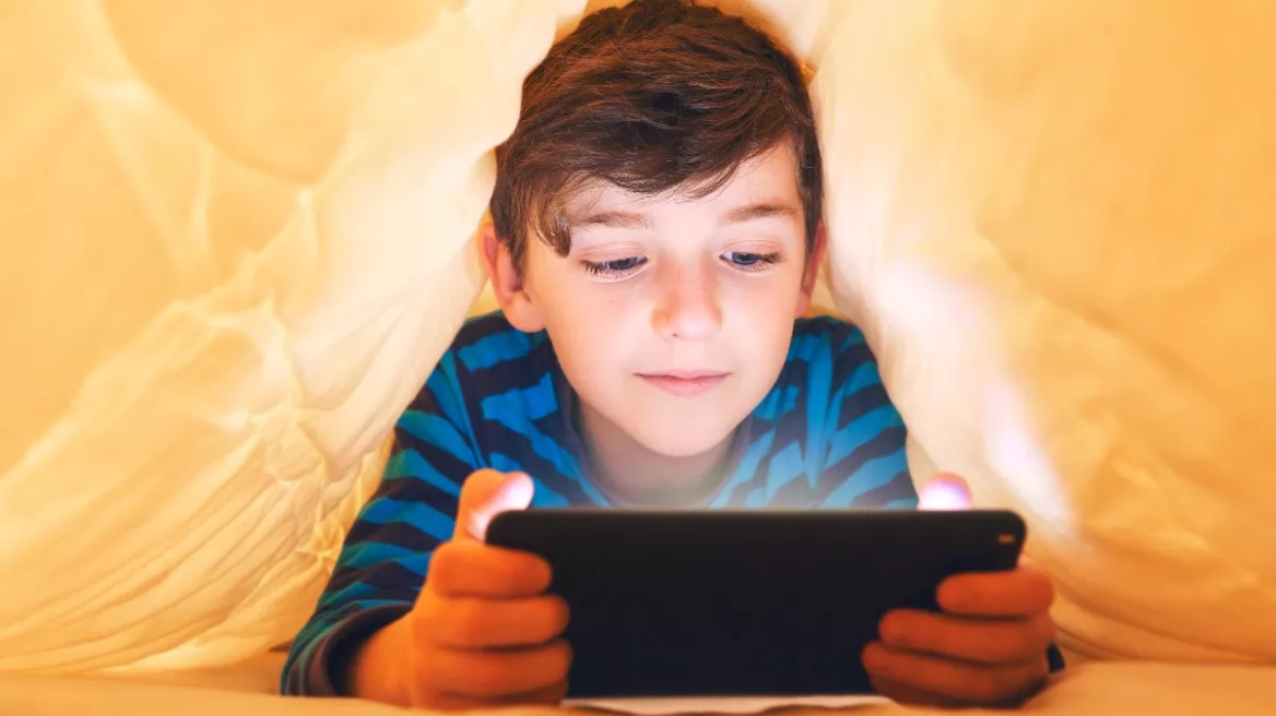 Γονείς: Το να πάρετε τη συσκευή από το παιδί γυρίζει μπούμερανγκ – Νέες οδηγίες για παιδιά και οθόνες
