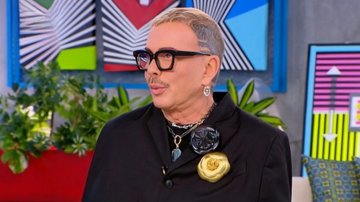 Ο Λάκης Γαβαλάς ανακοίνωσε πως θα σχεδιάσει ταφόπλακες 