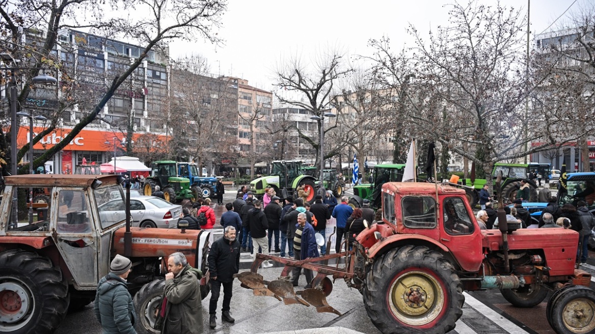 Παρέλαση των τρακτέρ στο κέντρο της Λάρισας, «φεύγουμε αλλά ο αγώνας δεν σταματά» λένε οι αγρότες 
