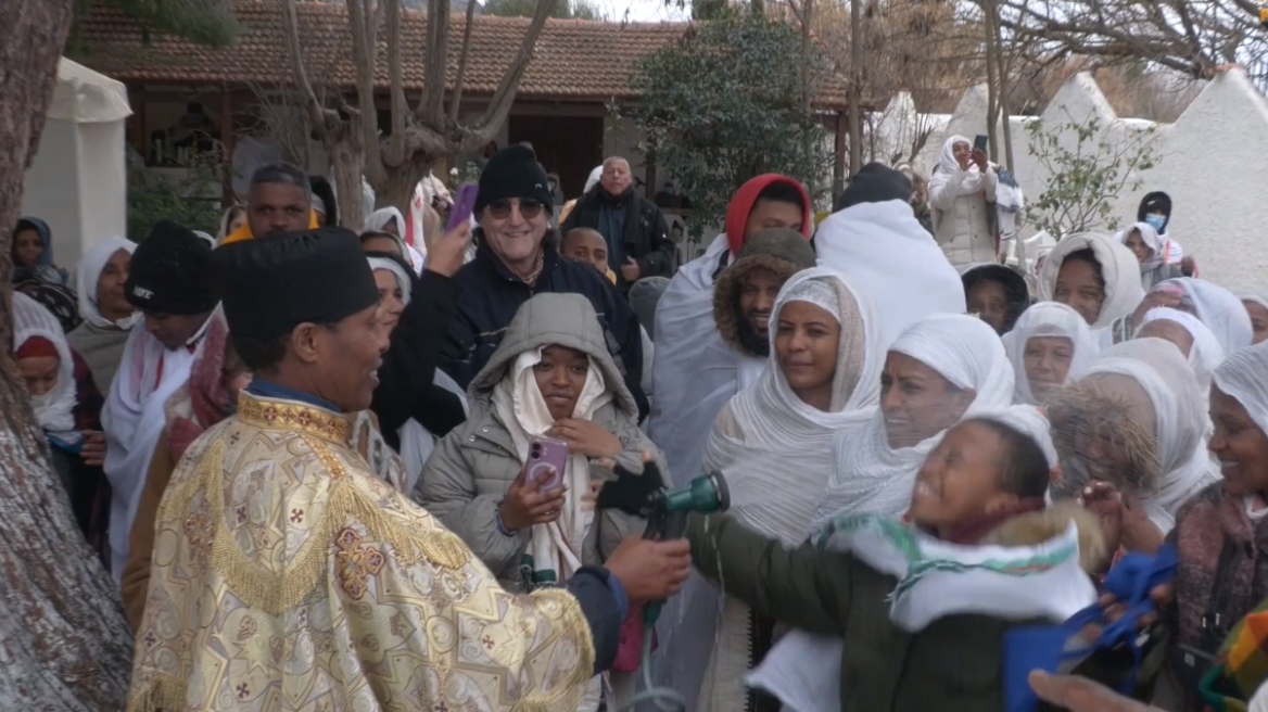 Το «Τιμκάτ» φώτισε τα Σπάτα: Τα εντυπωσιακά Θεοφάνια της Αιθιοπικής κοινότητας με «βροχή» αγιασμού και μελωδίες