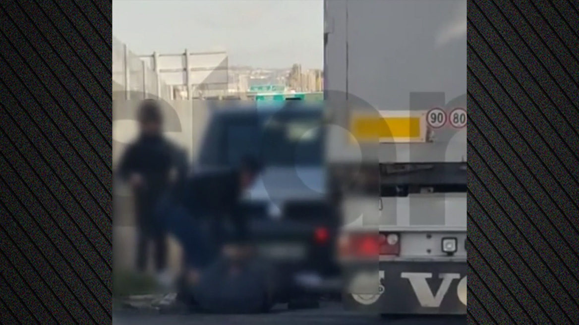 Βίντεο: Άγριος καβγάς οδηγών στη Λυκόβρυση, μπουνιές και κλωτσιές για το ποιος είχε προτεραιότητα στο δρόμο