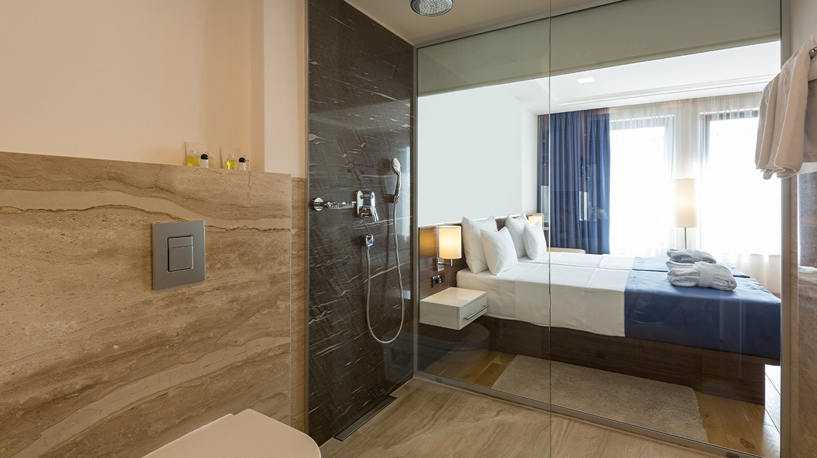 «Φέρτε πίσω τις πόρτες!»: Κίνημα κατά των ξενοδοχείων που έχουν γυάλινους τοίχους σε μπάνια και τουαλέτες