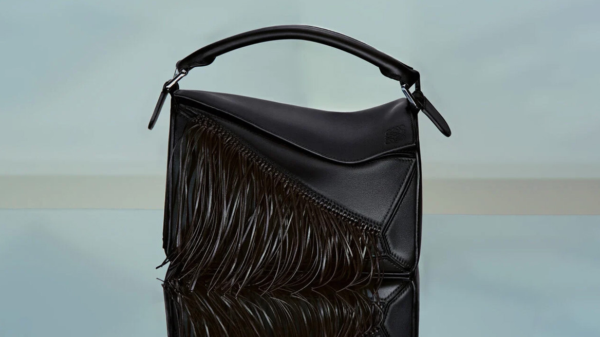 Πώς η τσάντα-γρίφος του οίκου Loewe έγινε σύγχρονο σύμβολο πολυτέλειας
