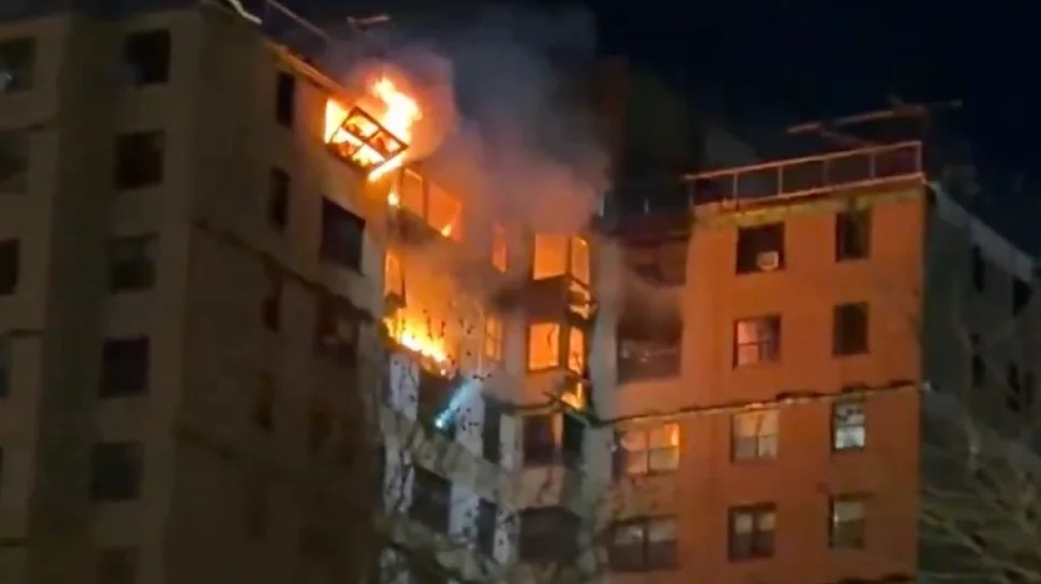 Μεγάλη φωτιά σε πολυκατοικία του Μπρονξ, αναφορές πως προηγήθηκε έκρηξη από διαρροή αερίου