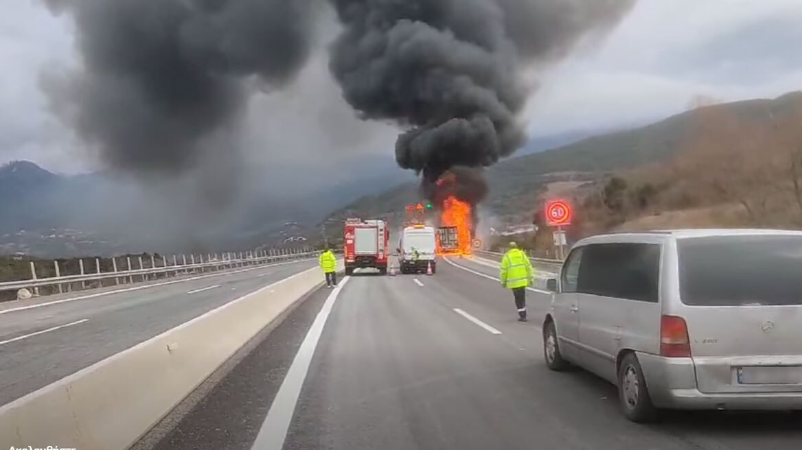 Φορτηγό τυλίχθηκε στις φλόγες στην Εγνατία Οδό, δείτε βίντεο