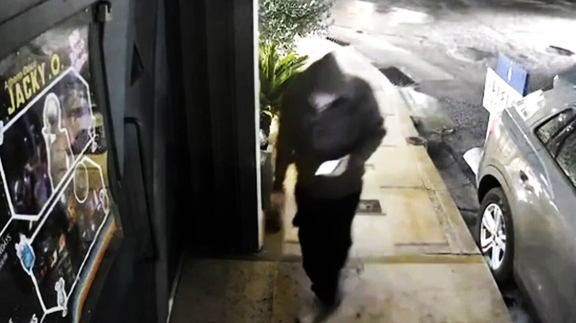 Η στιγμή που ο 32χρονος Αλβανός τοποθετεί τον εκρηκτικό μηχανισμό στην είσοδο της Jacky.O: Δείτε βίντεο