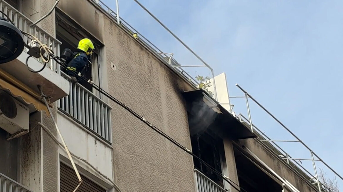 Υπό μερικό έλεγχο φωτιά σε διαμέρισμα τρίτου ορόφου στην πλατεία Αμερικής, δείτε βίντεο