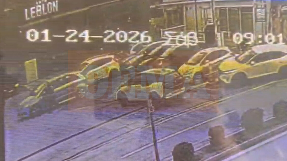 Νέα βίντεο δείχνουν τη στιγμή της παράσυρσης της υπαλλήλου έξω από τα ΕΛΤΑ Βριλησσίων, διαφώνησαν για ένα δέμα